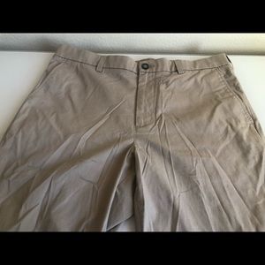 Like new, classic fit men's kahki pants